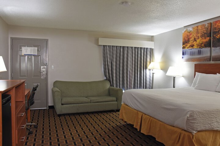 1 King Bed (4 of 5)