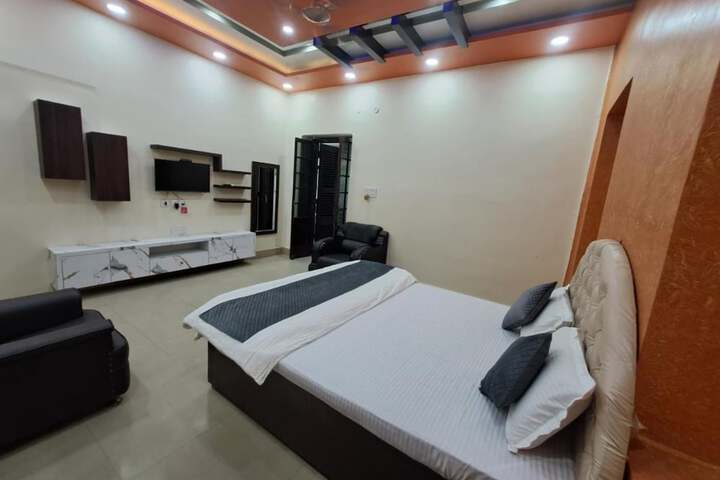 Room 3 of 18