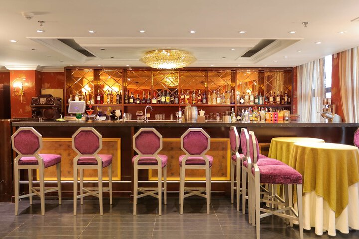 Lounge 68 of 93