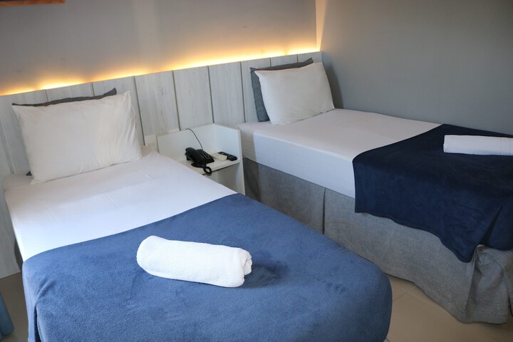 Room 10 of 28
