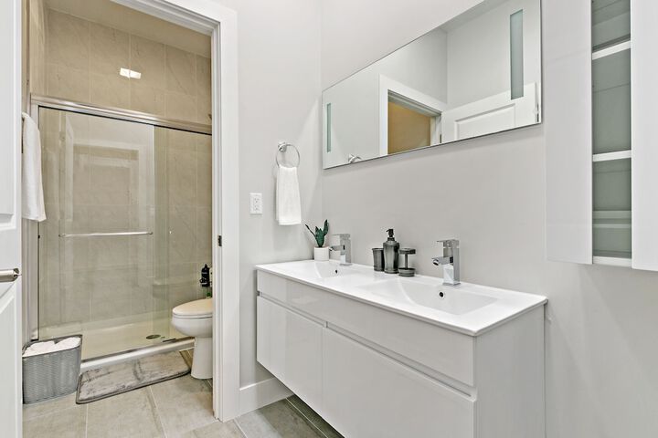 Upscale 3BR Apt with Parking in Ashland in Chicago, IL