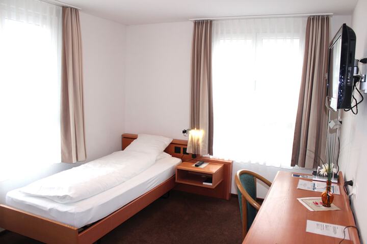 Room 4 of 16