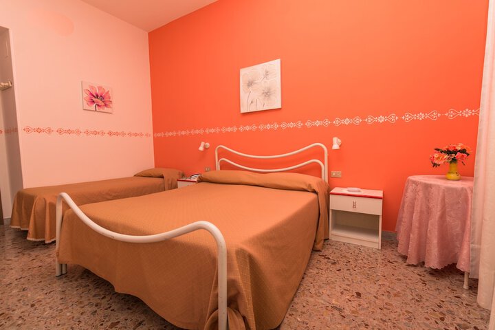 Room 7 of 99
