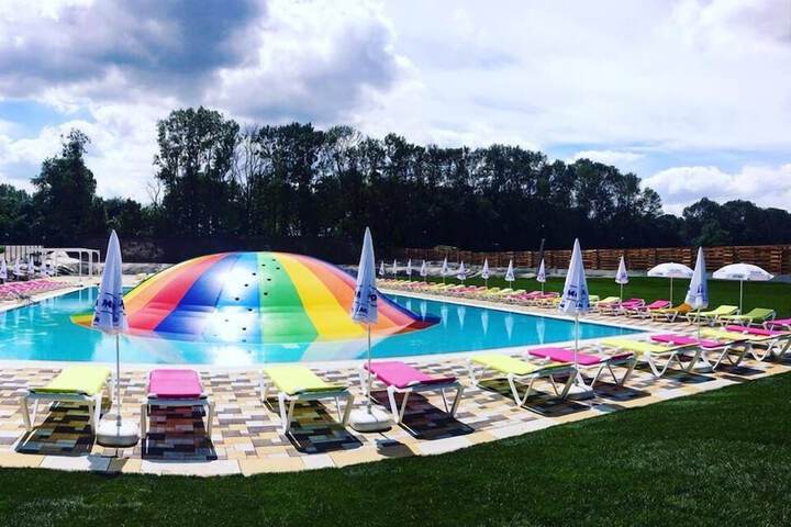 Pool 39 of 77
