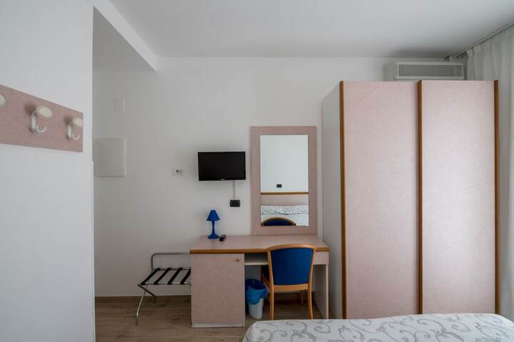 Room 4 of 69