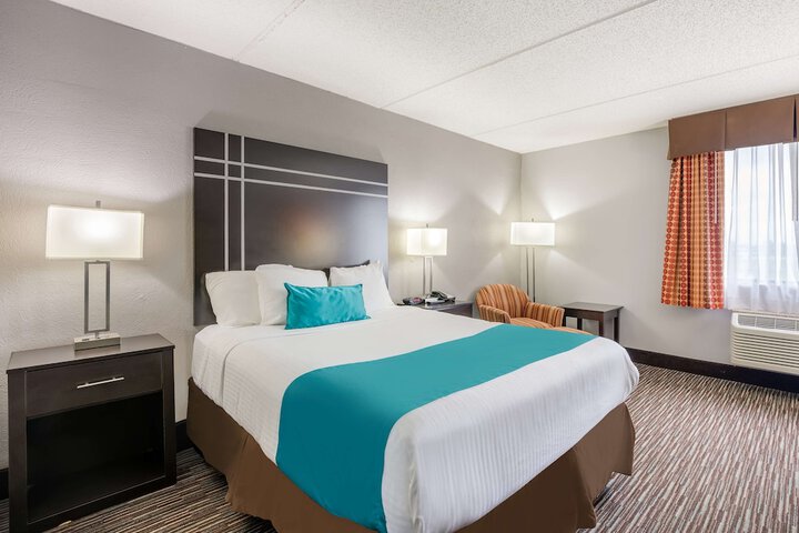1 Queen Bed Mobility Accessible Communication Assistance Bathtub Full Breakfast (16 of 17)
