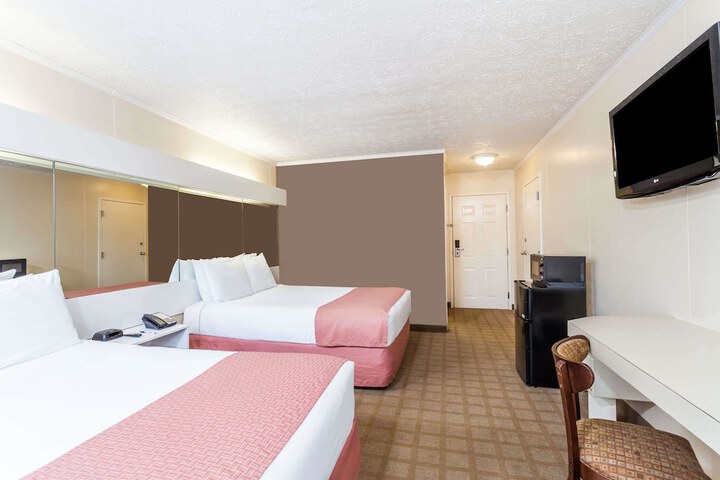 1 Queen Bed (2 of 10)