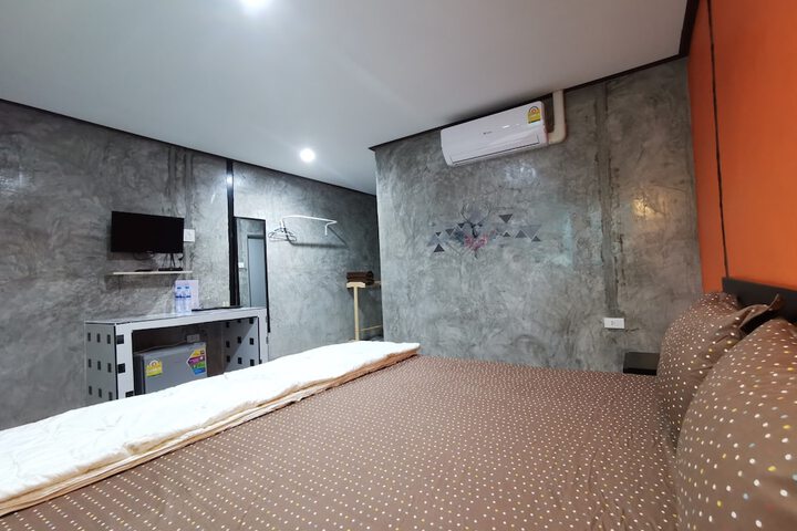 Room 4 of 33