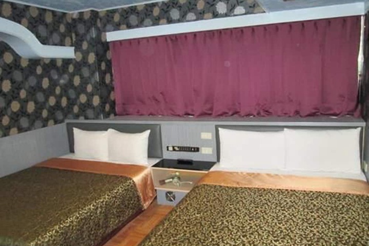 Room 9 of 35