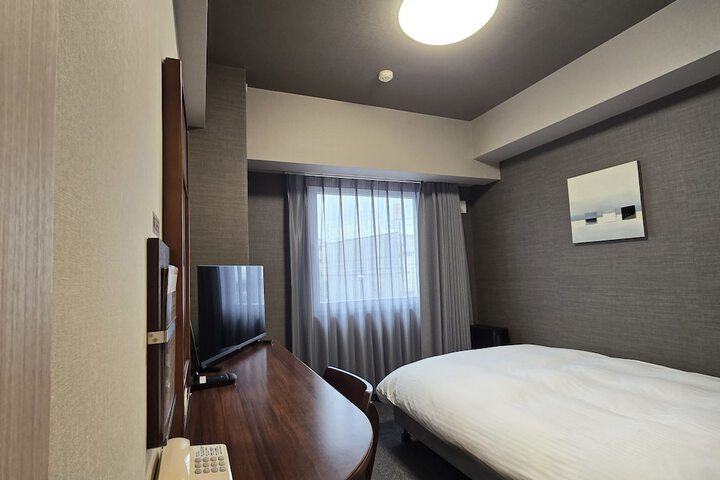 Room 9 of 28