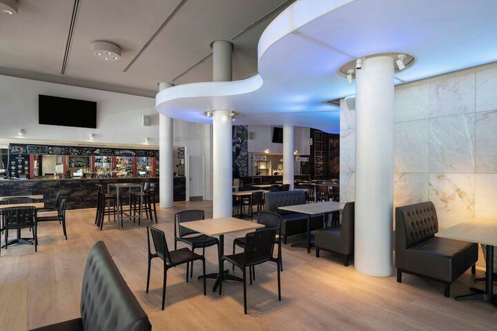 Lounge 51 of 78