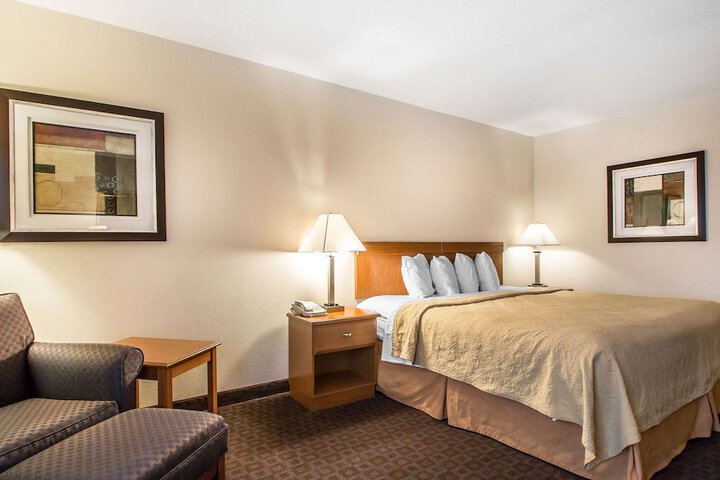 1 King Bed (3 of 6)
