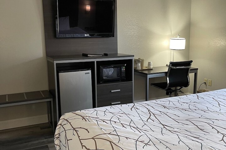 Standard King Bed Accessible (15 of 35)