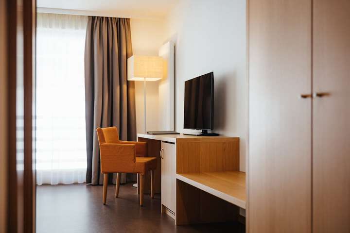 Room 6 of 43