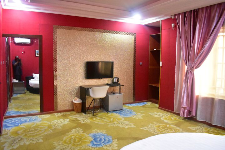 Room 11 of 38