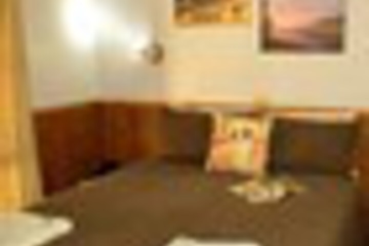 Room 8 of 144