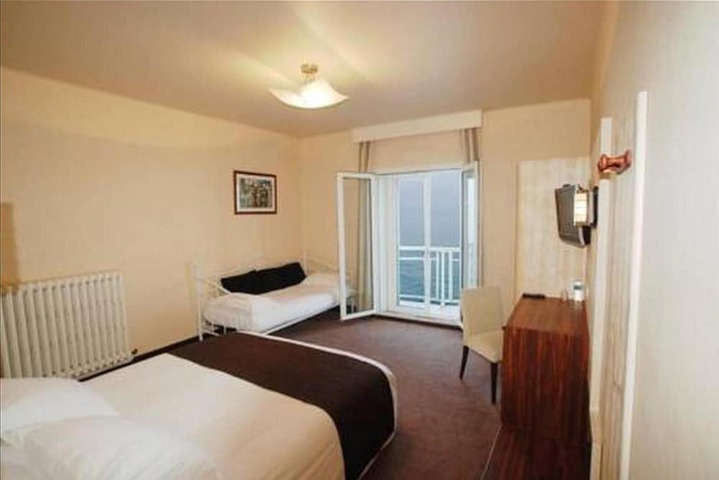 Room 10 of 33