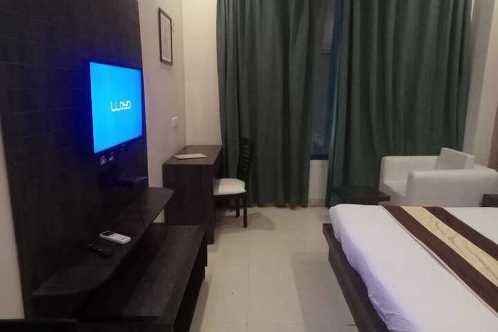 Room 10 of 19