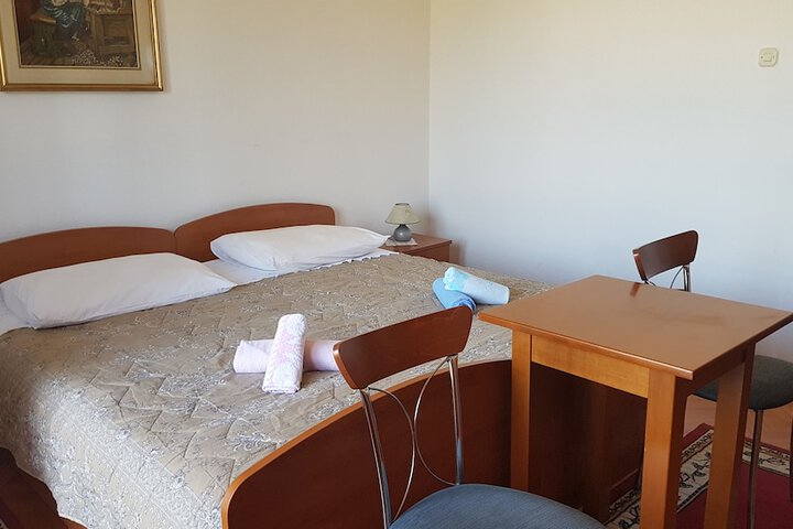 Room 4 of 8