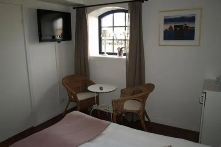 Room 6 of 16