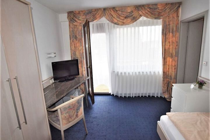 Room 8 of 34