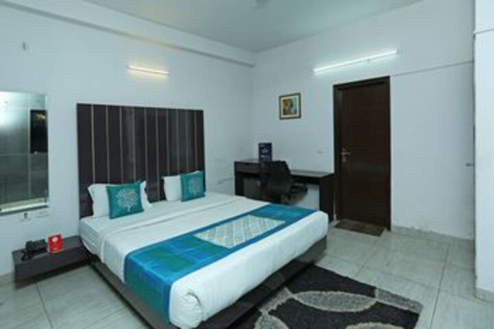 Room 11 of 25