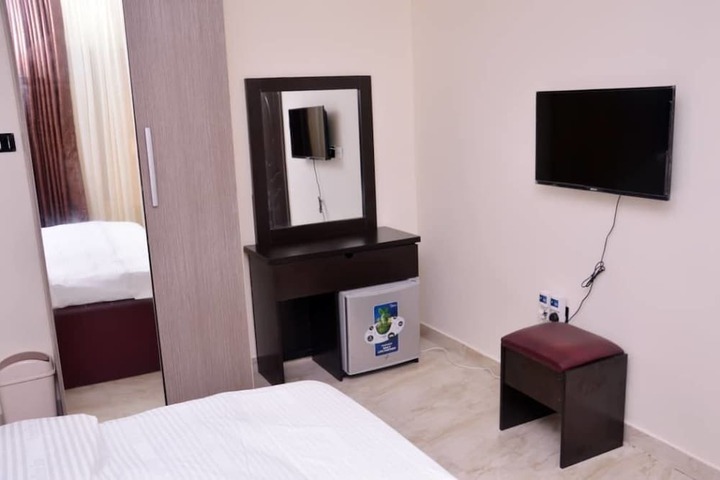Room 7 of 9