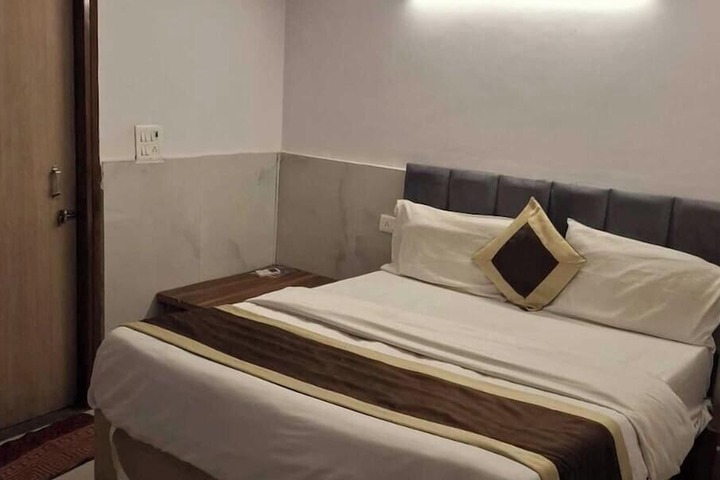 Room 5 of 13