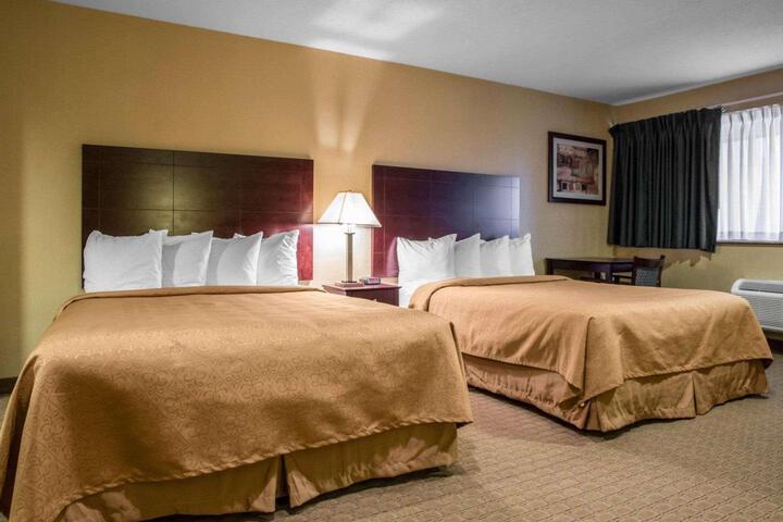 2 Queen Beds (9 of 11)