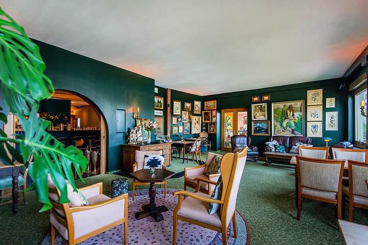 Lounge 66 of 73