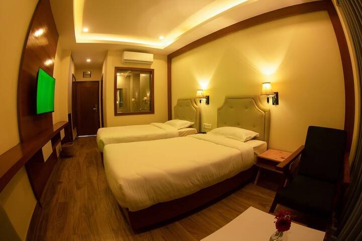 Room 8 of 100