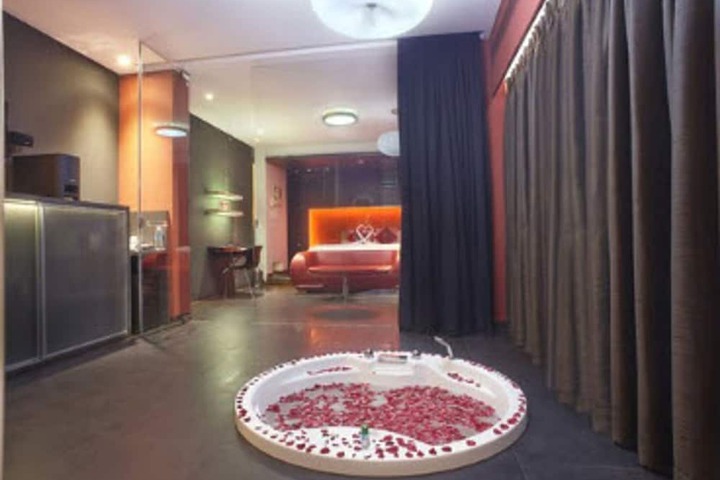 Room 10 of 90