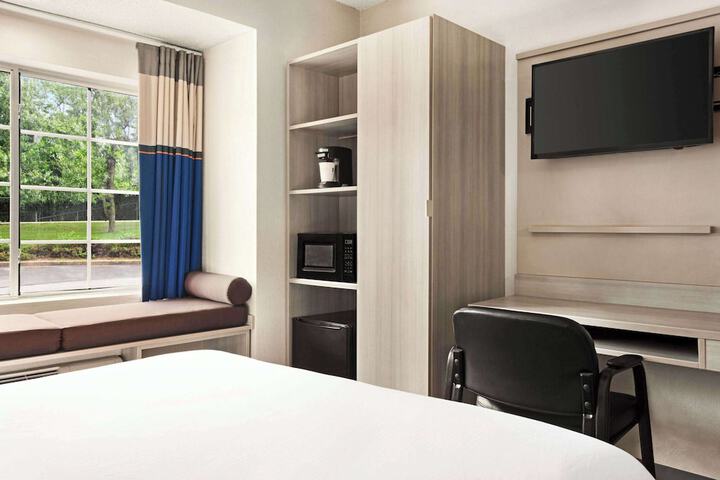 Standard Queen Bed Accessible (17 of 20)