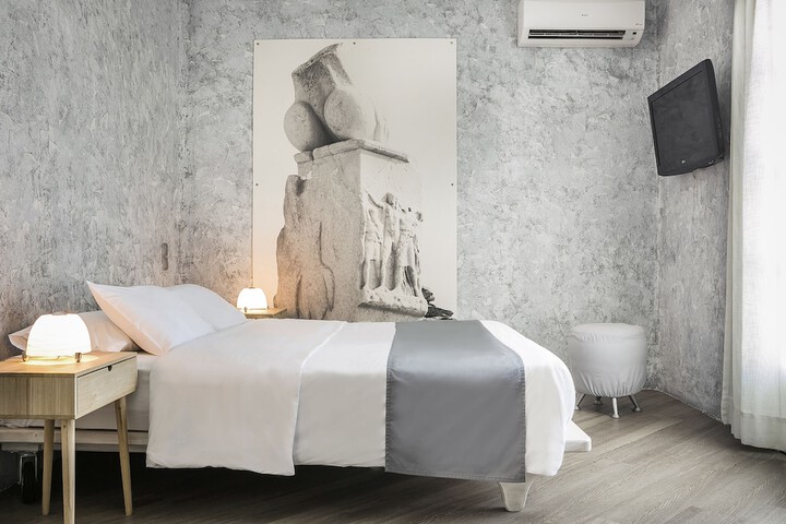 Room 2 of 27