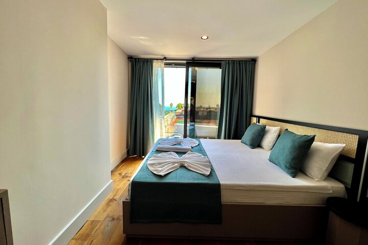 Room 9 of 25