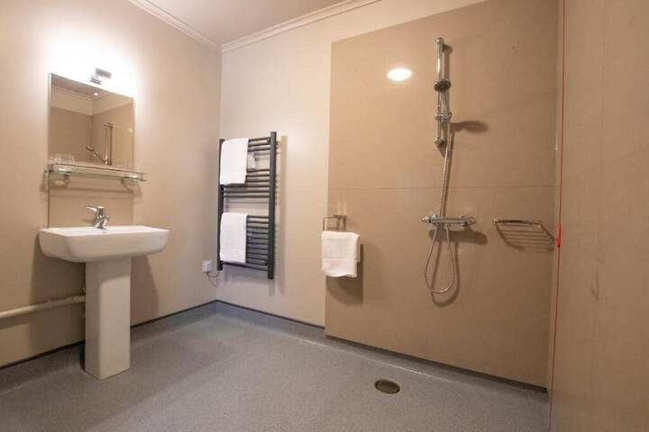 Room 5 of 16