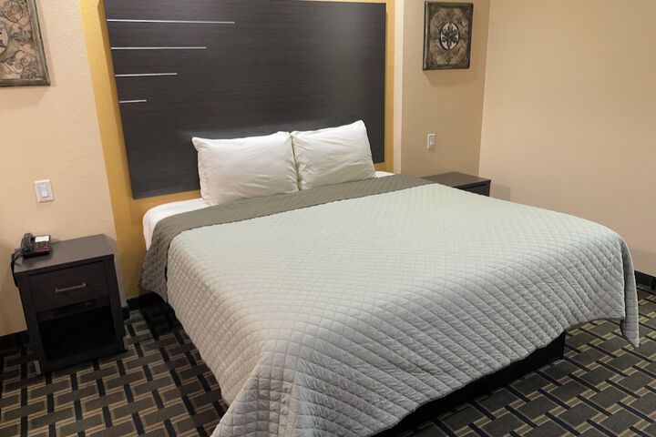 Deluxe King Bed (13 of 14)
