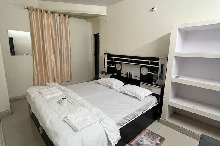 Room 9 of 15