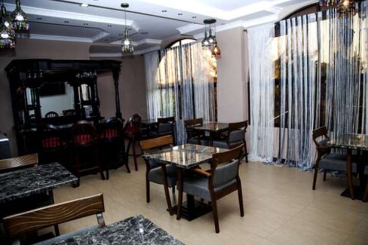 Lounge 32 of 44