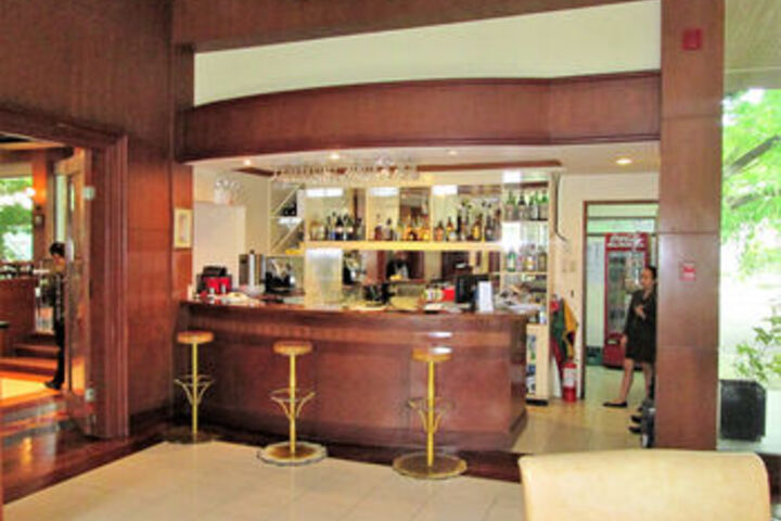 Lounge 26 of 41