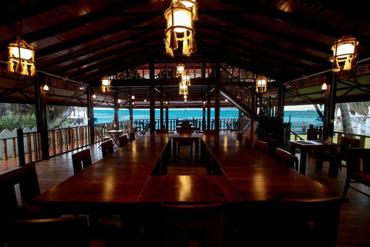Dining 8 of 23