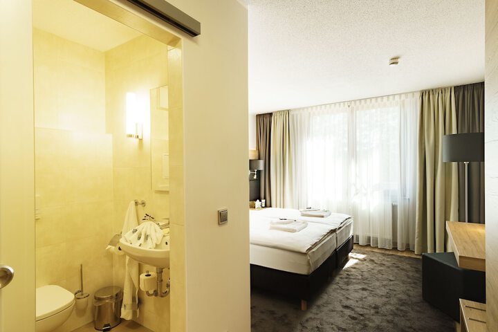 Room 6 of 18