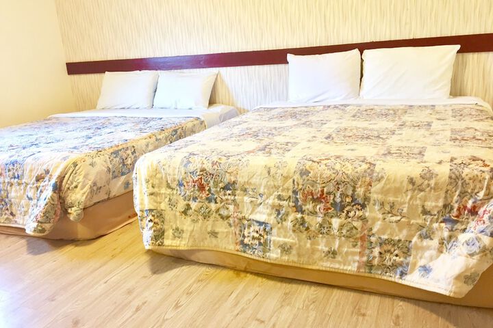 Room 13 of 28