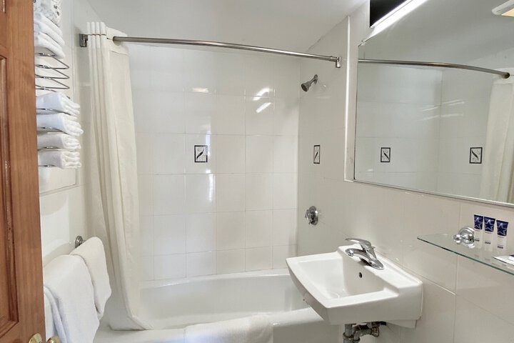 Best Value Deluxe 2 Double Beds (2 of 7)
