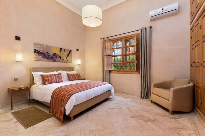 Room 6 of 18