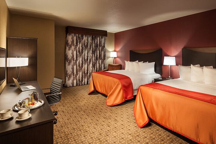 2 Queen Beds Deluxe Room (1 of 2)