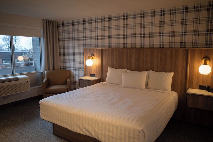 1 King Bed Premium (3 of 21)