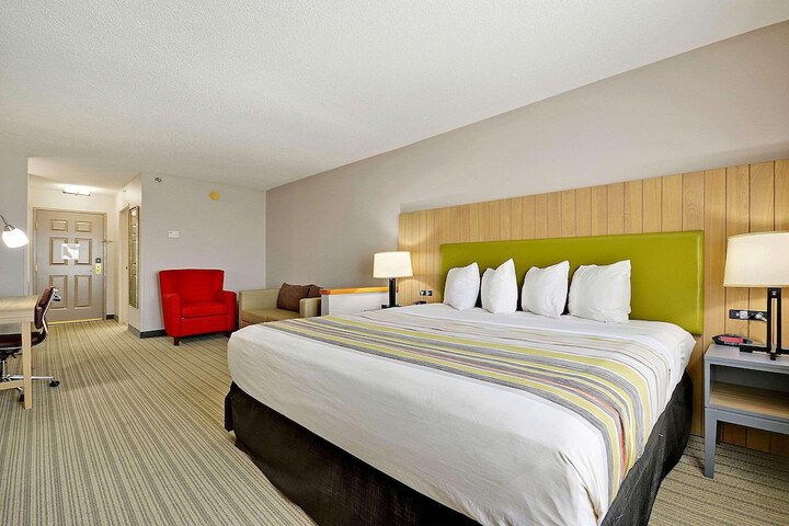 1 King Bed (10 of 11)