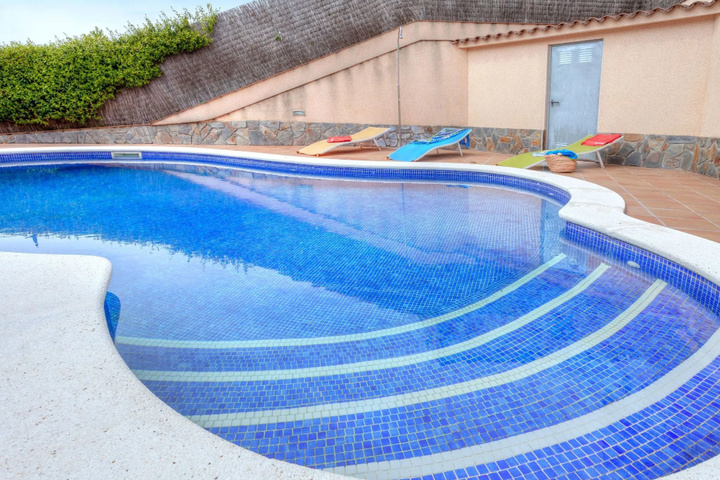 Pool 9 of 15