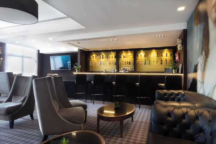 Lounge 27 of 32
